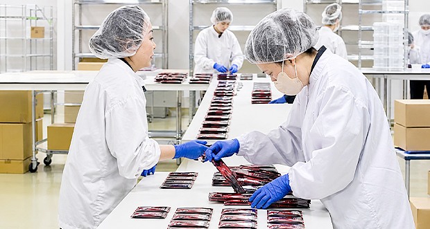化粧品物流セット加工事例