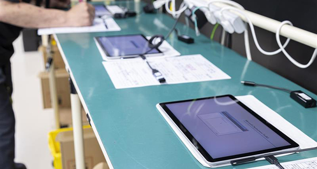 タクシー向け広告配信端末の物流一元管理